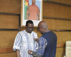 OMS au Burkina Faso : Dr Seydou Ouaritio Coulibaly distingué pour son combat en faveur d’un système de santé plus résilient